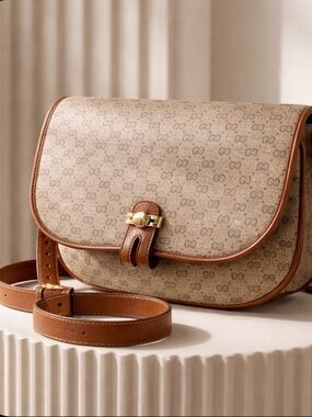 Authentic Gucci Leather Crossbody/Shoulder Bag.